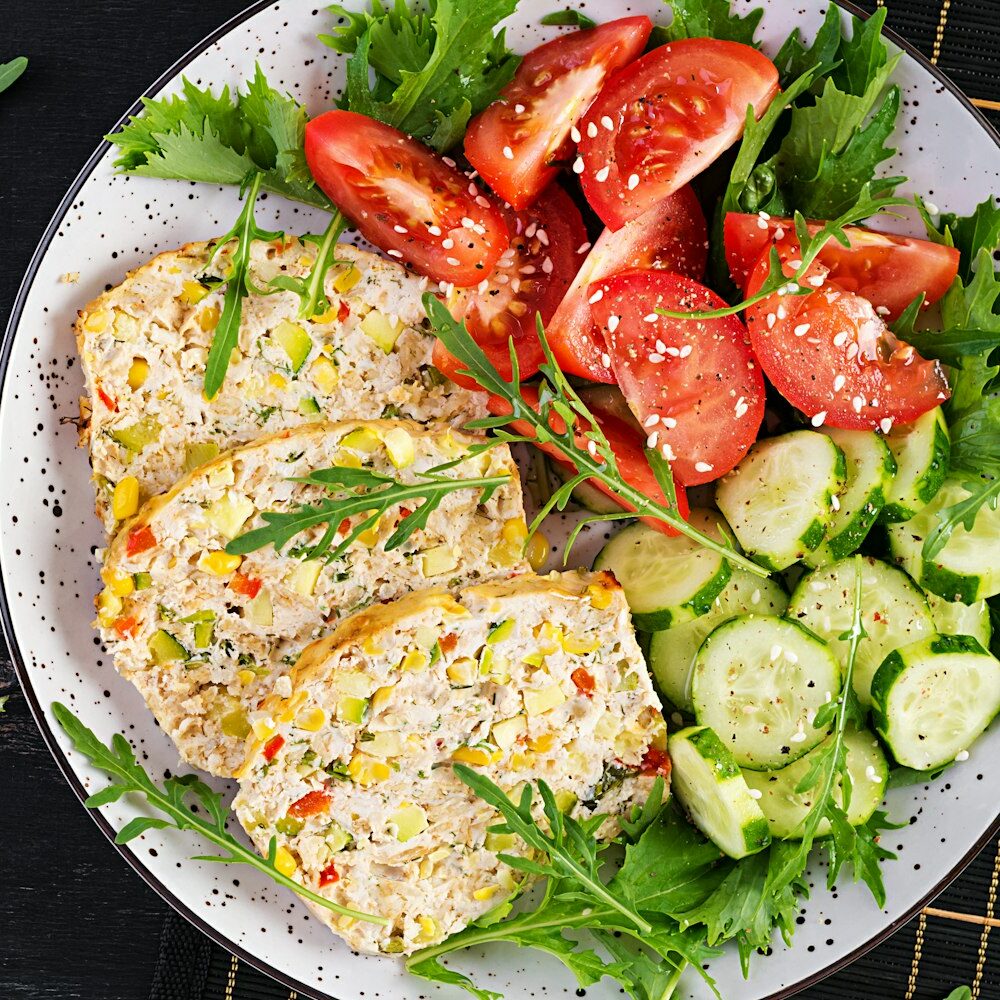 Salade de Tomate avec cocombres et poulet